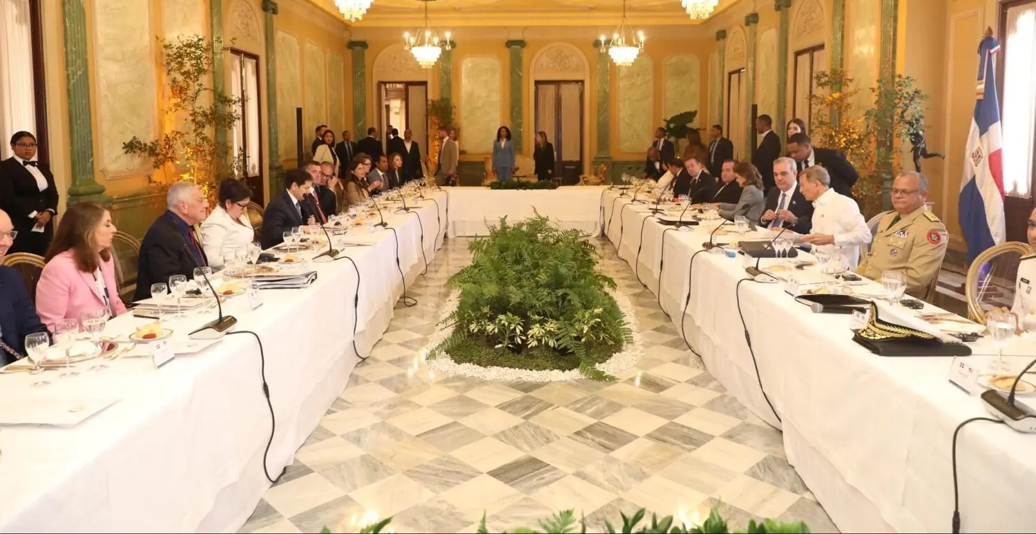 Vista-parcial-de-la-reunion-que-el-presidente-Luis-Abinader-y-el-secreario-de-Estado-de-EEUU-e1738867378382.jpg