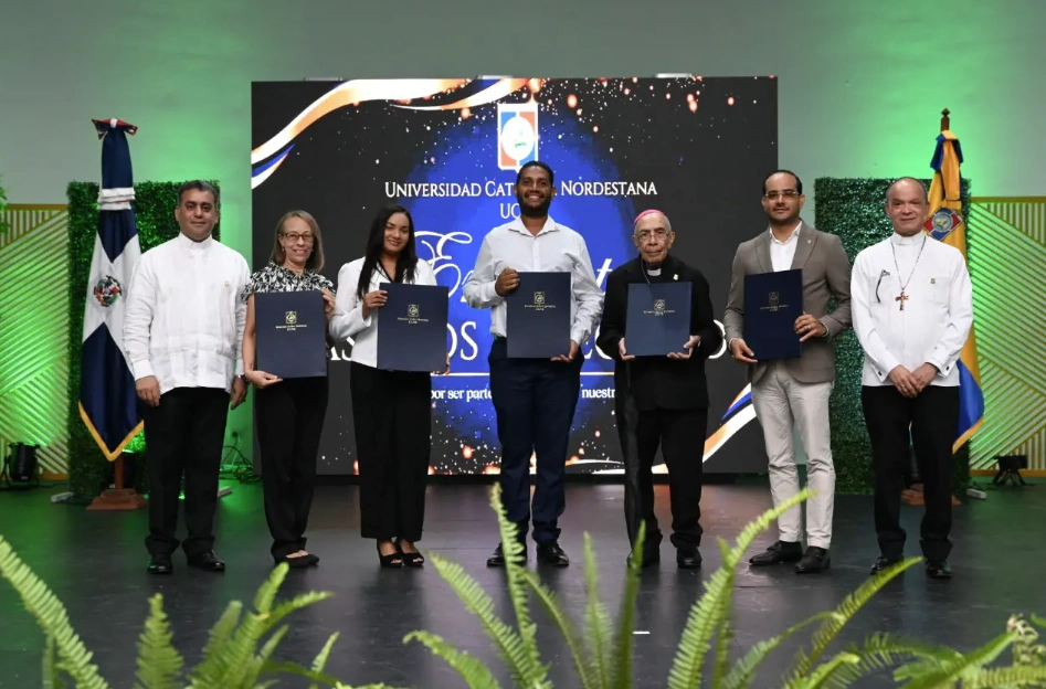 La UCNE reconoció a sus exrectores, decanos y líderes institucionales en una emotiva ceremonia por sus 47 años de aporte académico en San Francisco de Macorís.