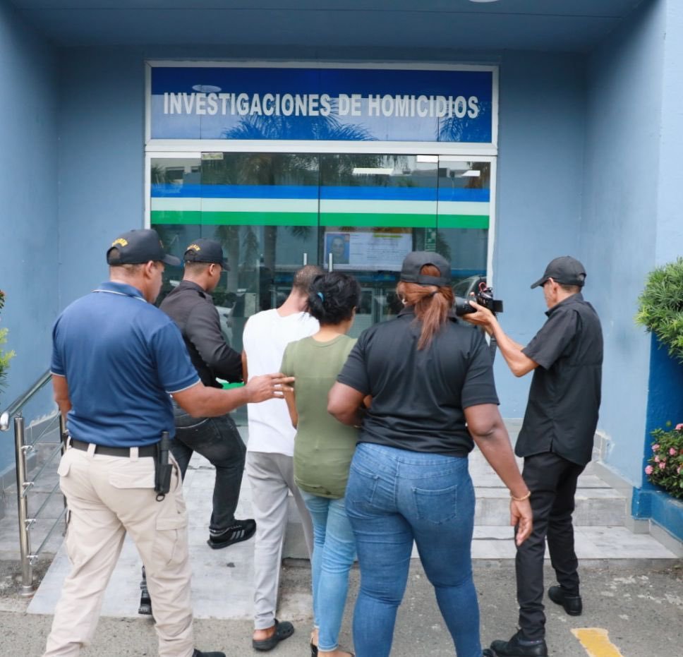 Los detenidos son Yokeiry Coronado de la Cruz, de 33 años, tutora de la menor, y su compañero sentimental Jeider Montero Medina, de 36.