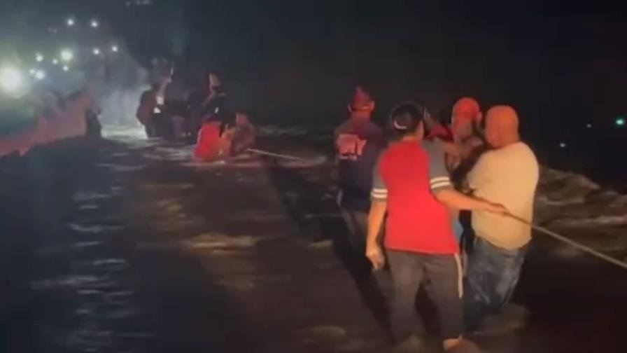 ocho personas rescatadas tras crecida del rio en hato mayor focus 0 0 896 504