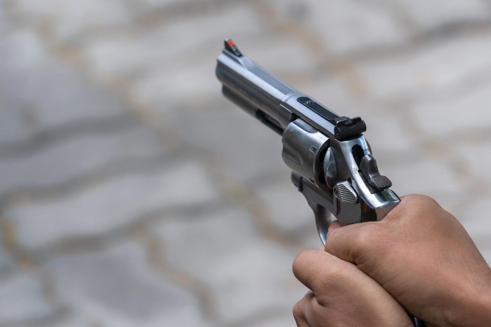 La Policía Nacional identificó a Cecilio Lantigua Terrero, alias “Luis Banana”, como el presunto autor del tiroteo que dejó una joven muerta y tres heridos en Los Frailes I, Santo Domingo Este.