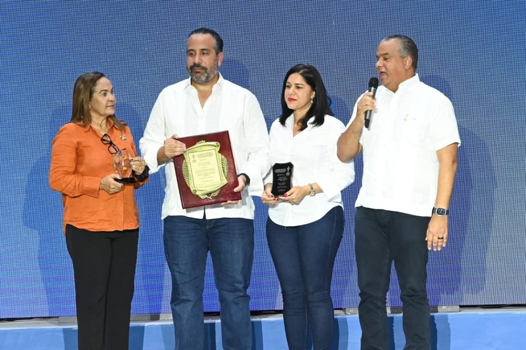 El INEFI reconoció a la gobernadora Ana Xiomara Cortés y a varios colaboradores por su apoyo al éxito de los XI Juegos Escolares Deportivos Nacionales San Francisco de Macorís 2025.