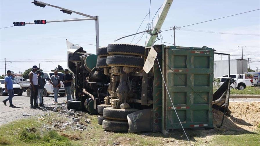 camion pierde los frenos y se vuelca en la avenida ecologica 4d3da66b focus 0 0 896 504