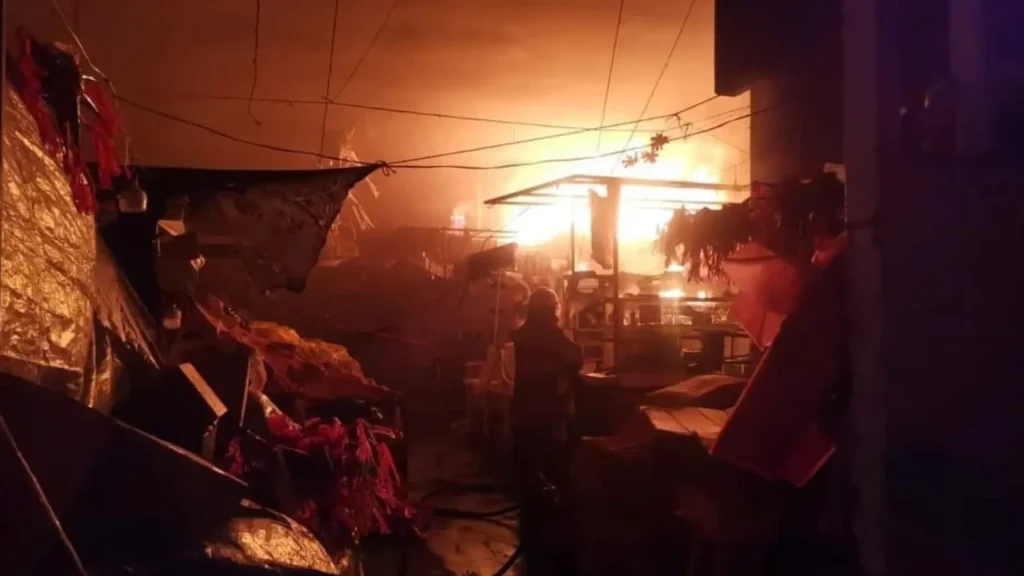 Un incendio mercado municipal de San Francisco de Macorís. Bomberos y Defensa Civil trabajaron por horas para controlar las llamas y evitar mayores daños.
