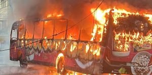 Autobús de la OMSA se incendia y el fuego daña cables eléctricos y de internet en el Distrito Nacional
