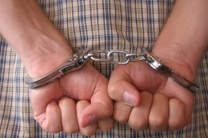 Detienen a hombre que amenazó con escopeta a familia por discusión de parqueo en La Vega