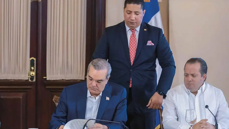 imagen-imagen-02012024-abinader-firma-el-primer-decreto-del-ano63-f6a371bf-focus-0-0-896-504.jpg