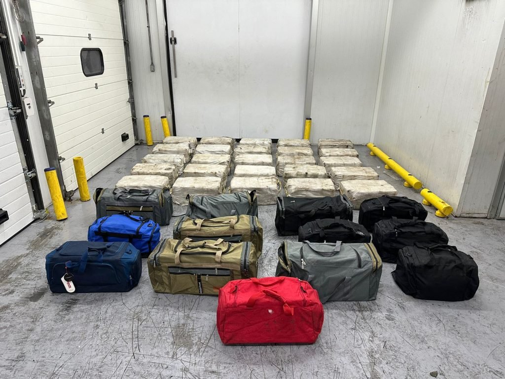 DNCD apresa a hombre por alijo de cocaina en puerto Caucedo 7