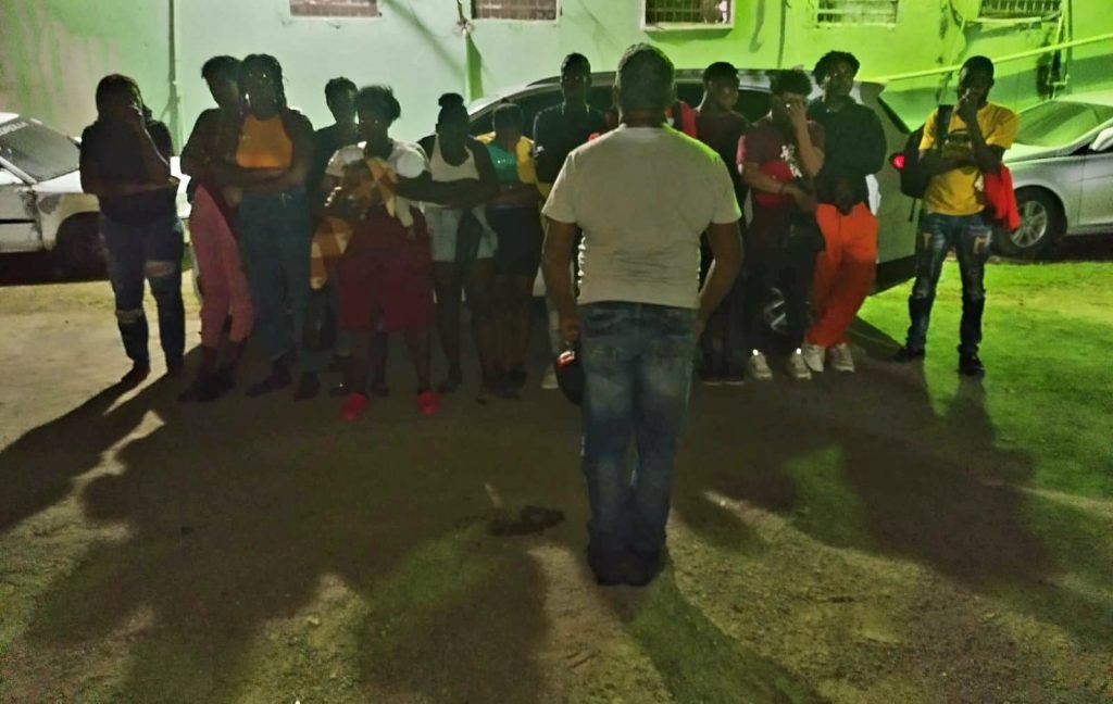 Fausto Gil Polanco junto a haitianos detenidos en Santiago Rodriguez Foto Ejercito de RD