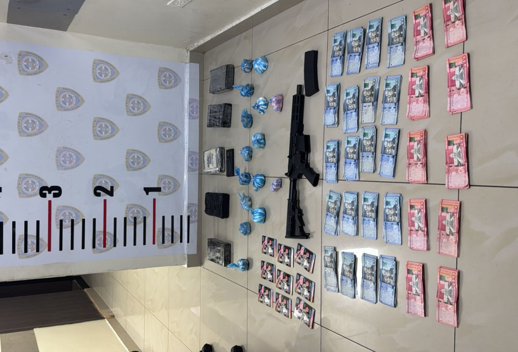 Dinero fusil y presunta droga incautada