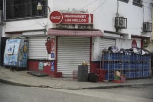 Policía busca a presunto homicida de joven durante asalto en Santiago