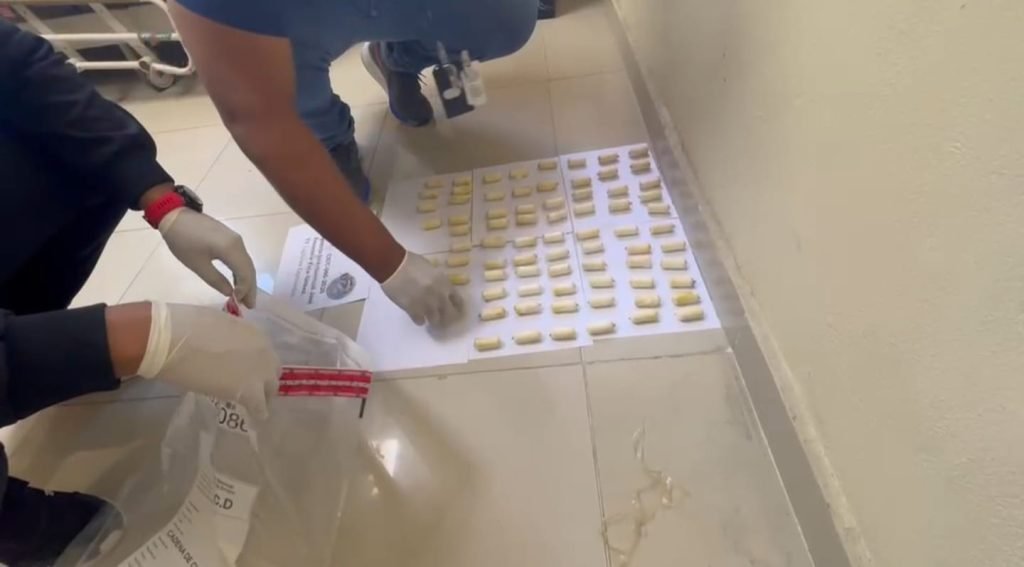 DNCD apresa espanol con 77 bolsitas de presunta cocaina en el estomago