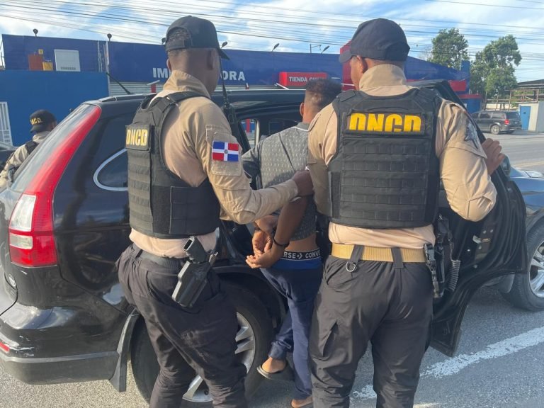 DNCD arresta a dos hombres y ocupa más de 500 gramos de presunta cocaína durante operativos en Baní