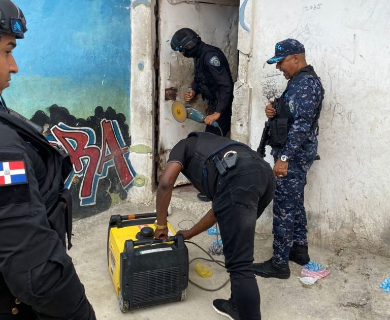 Con mandarria y sierra eléctrica, Policía desmantela puntos de drogas en La Romana