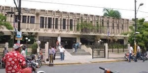 Hombre se desnuda frente al Palacio de Justicia en SFM en protesta por supuesto caso legal