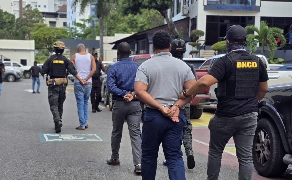 Policia apresa cuatro hombres y decomisa 180 paquetes de cocaina en aeropuerto de Las Americas