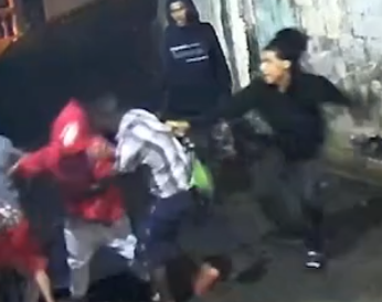 Cámaras captan violento asalto de cuatro individuos contra un hombre en Villa Duarte