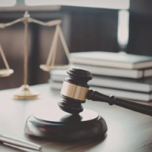 Mujer Condenada a 30 Años de Prisión por Embestir con su Vehículo a Tres Personas, Causando una Muerte