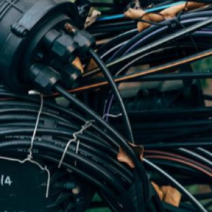 Cámaras captan a dos hombres robando cables eléctricos en gimnasio de San Francisco de Macorís