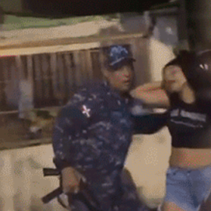 Comunitarios denuncian abuso policial contra joven en Los Mina