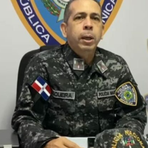 PN suspende coronel tras agredir a joven en Los Mina; investigación en curso