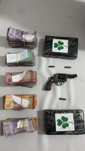 Operativos en La Altagracia y SDN: Varios Arrestos y Ocupación de Drogas, Armas y Dinero