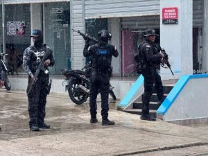 Continúa Protesta en Salcedo por 48 Horas a Pesar del Levantamiento de la Huelga por el Falpo