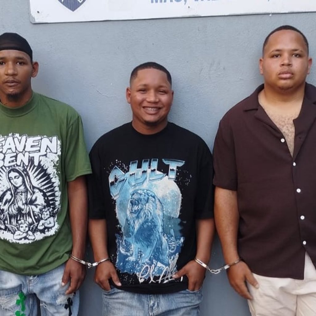 Policia recupera vehiculo robado y apresa implicados en Pueblo Nuevo Mao