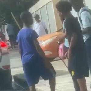 Video revela a menores con cuchillos frente a escuela en Verón, generando preocupación