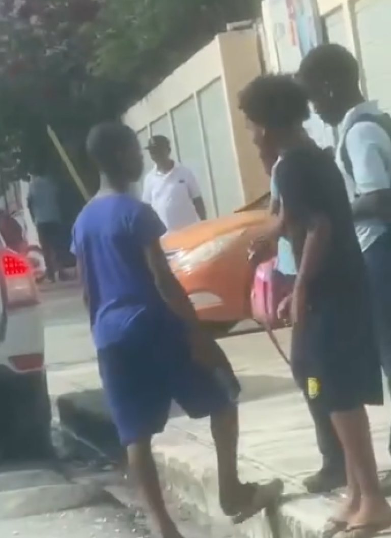 Video revela a menores con cuchillos frente a escuela en Verón, generando preocupación