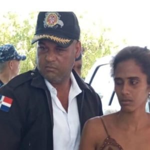 Mujer es rescatada tras lanzarse al río Yaque del Norte junto a su hijo en Montecristi; niño sigue desaparecido