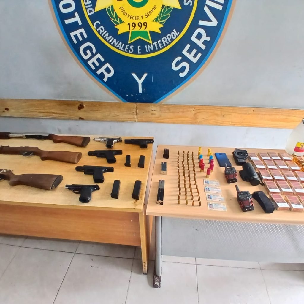 Armas de fue y otros objetos ocupados en Barahona Foto Policia Nacional 2