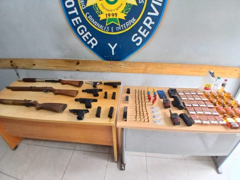 Barahona: arrestan cinco personas y ocupan armas en operativo policial