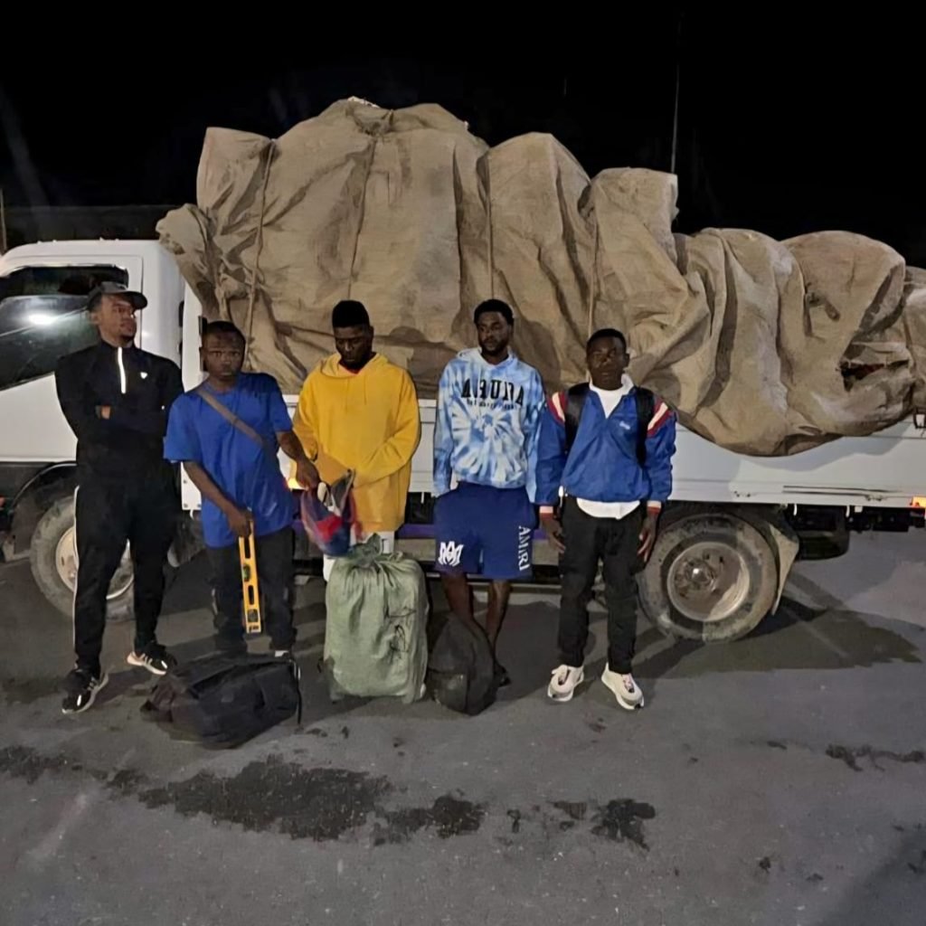Ejercito intercepta camion con haitianos indocumentados en Constanza
