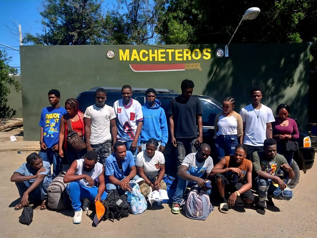 Ejercito intercepta yipeta con 16 haitianos indocumentados en Valverde Mao
