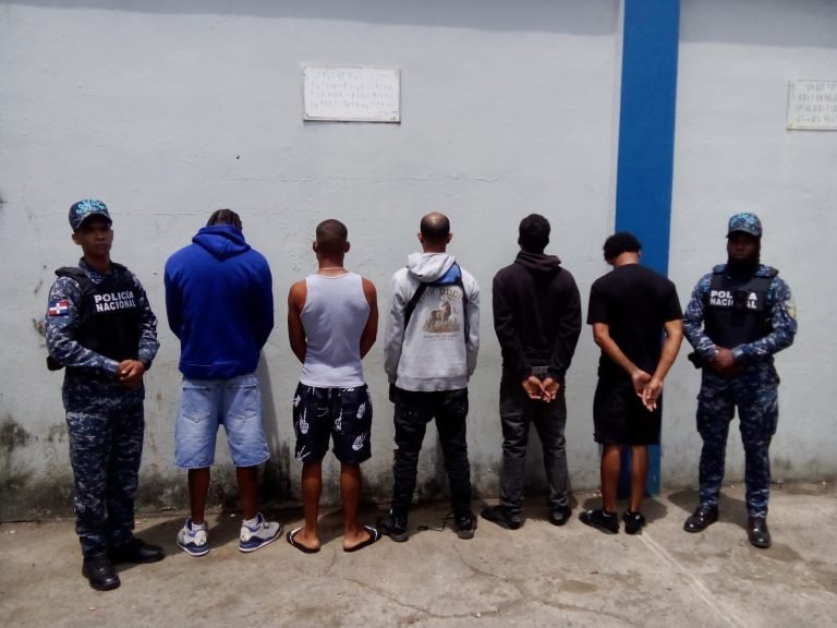 Detienen a cinco hombres por robo en Sabana Perdida