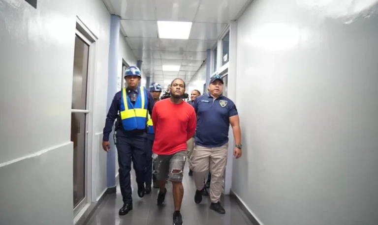 Se entrega hombre vinculado a caso de homicidio investigado en Juan Dolio