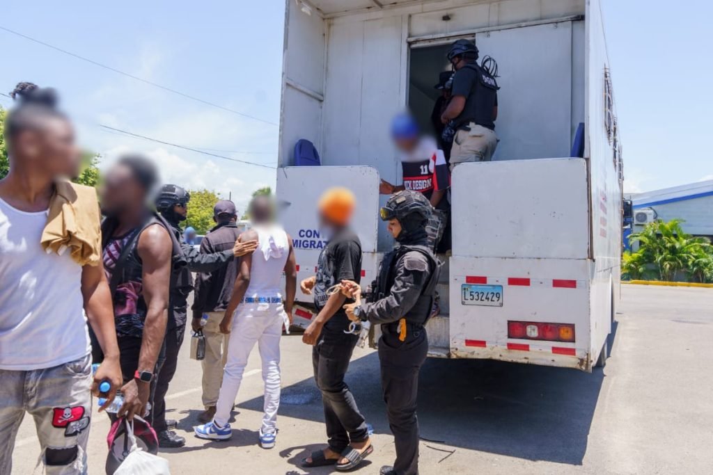 Migracion detuvo 957 extranjeros este lunes y deporto 967 personas por la frontera con Haiti 2