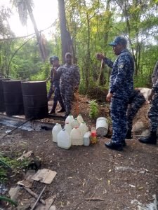 PN desmantela laboratorio clandestino de bebidas alcohólicas adulteradas en Bahoruco