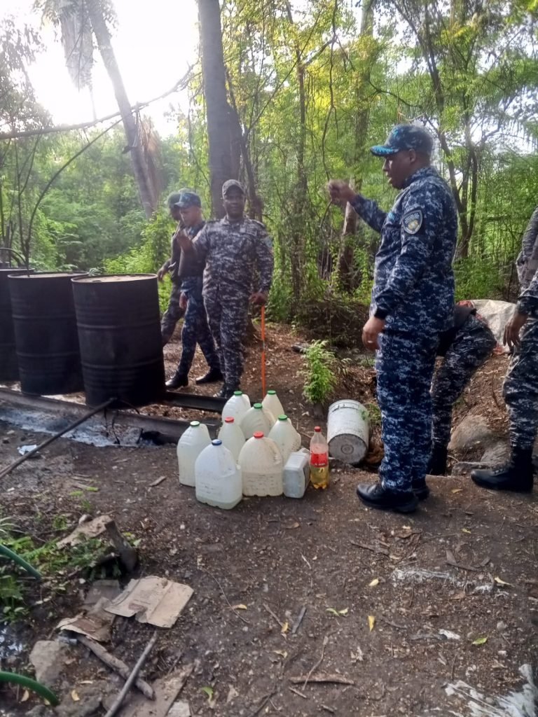 PN desmantela laboratorio clandestino de bebidas alcohólicas adulteradas en Bahoruco