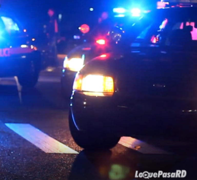 Policía y DNCD arrestan tres personas en Barahona y ocupan arma y sustancias controladas