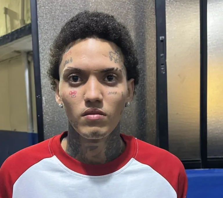 El exponente urbano "Onguito Wa" fue detenido nuevamente por la Policía Nacional en San Cristóbal tras ocupársele una pistola Glock ilegal en una yipeta.