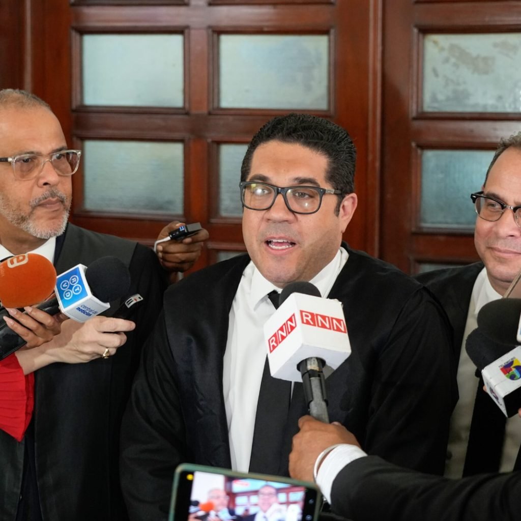 Al centro Jose Alberto Ortiz Beltran junto a Rafael Rivas y Alberto Camano equipo ERPP