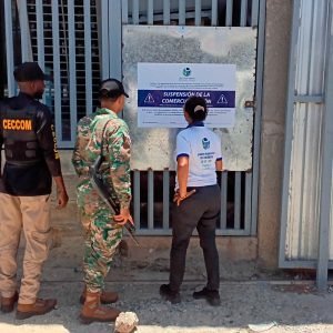 Cierran almacén en San Cristóbal por vender productos vencidos y alimentos en descomposición