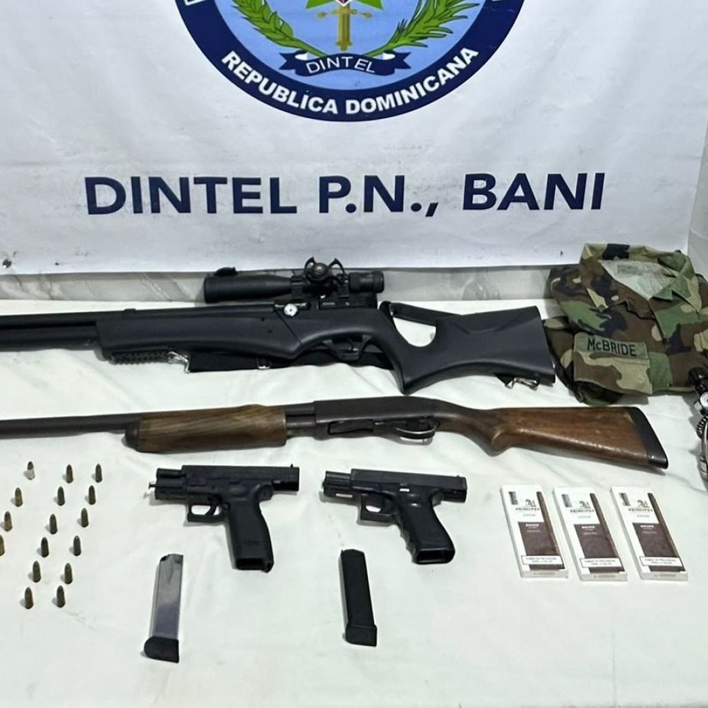 Armas de fuego municiones y cigarrilos de contrabando ocupados en Bani Foto Policia Nacional 1