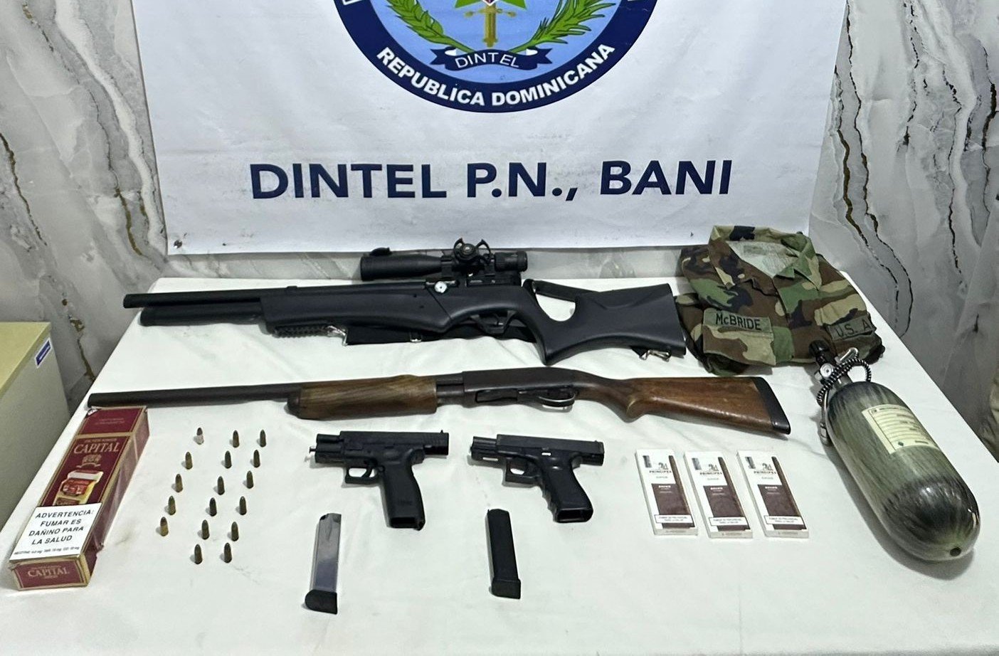 Armas-de-fuego-municiones-y-cigarrilos-de-contrabando-ocupados-en-Bani-Foto-Policia-Nacional-1.jpeg