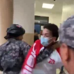 Onguito Wa en San Cristóbal protagoniza altercado y agrede a periodistas a su salida del Palacio de Justicia. Su audiencia fue aplazada para el lunes.