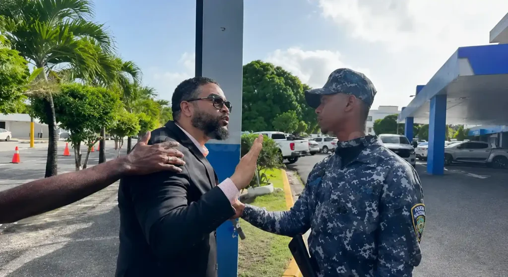 Grave tensión en San Francisco de Macorís luego de que el general Julio César Acosta ordenara un bloqueo total a periodistas de Telenord y medios locales.