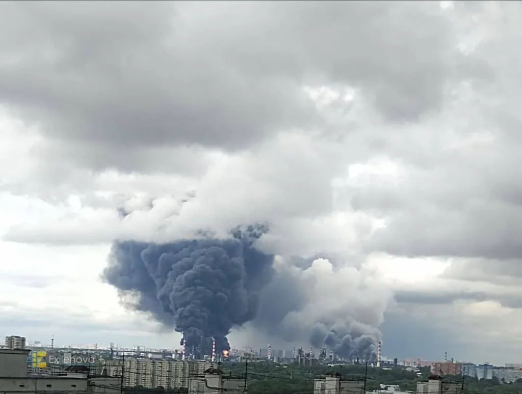 Ataque masivo de drones ucranianos golpea refinería de Moscú