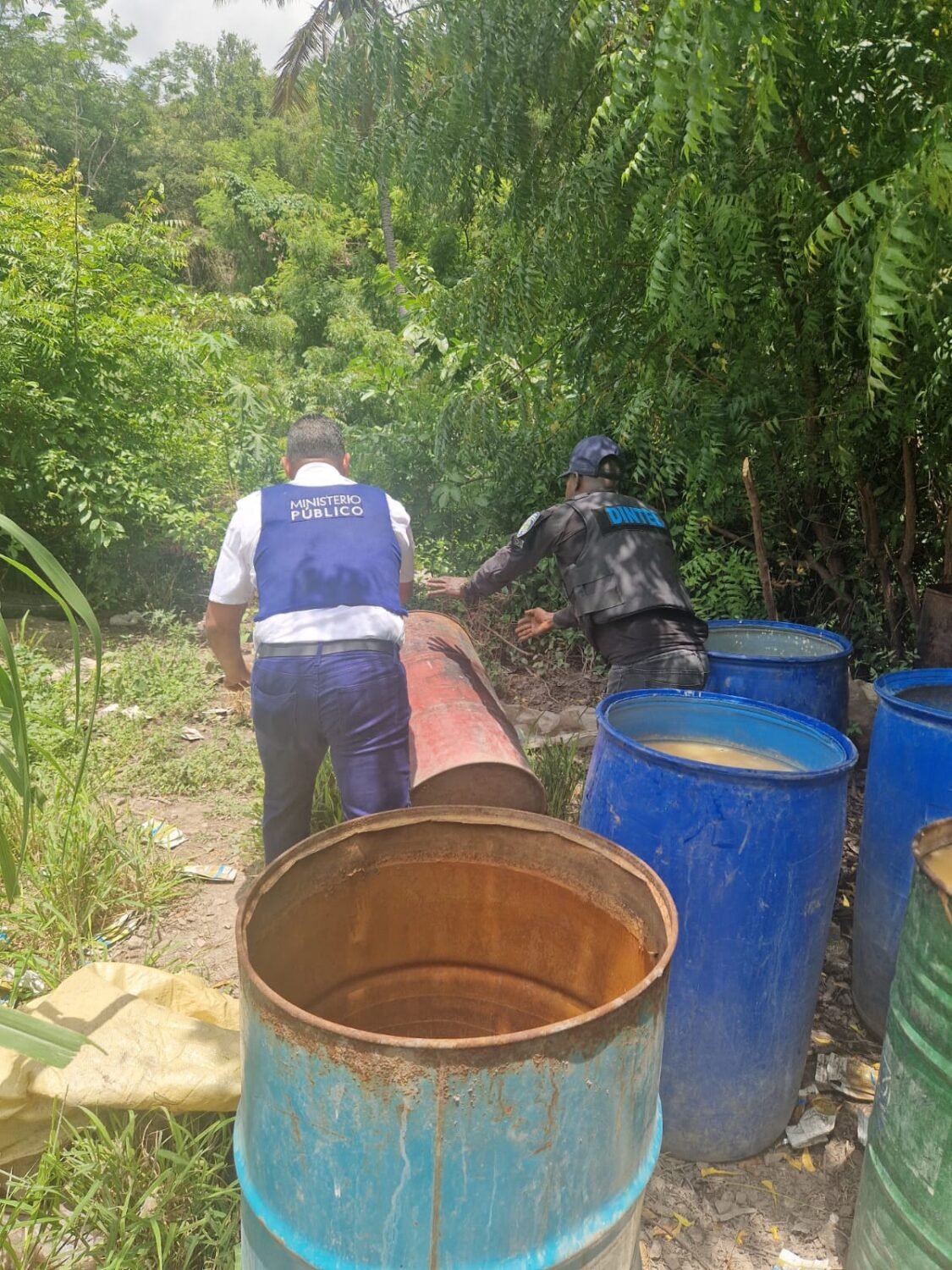 Ministerio-Publico-desmantela-fabrica-clandestina-de-alcohol-casero-en-Azua-3.jpeg